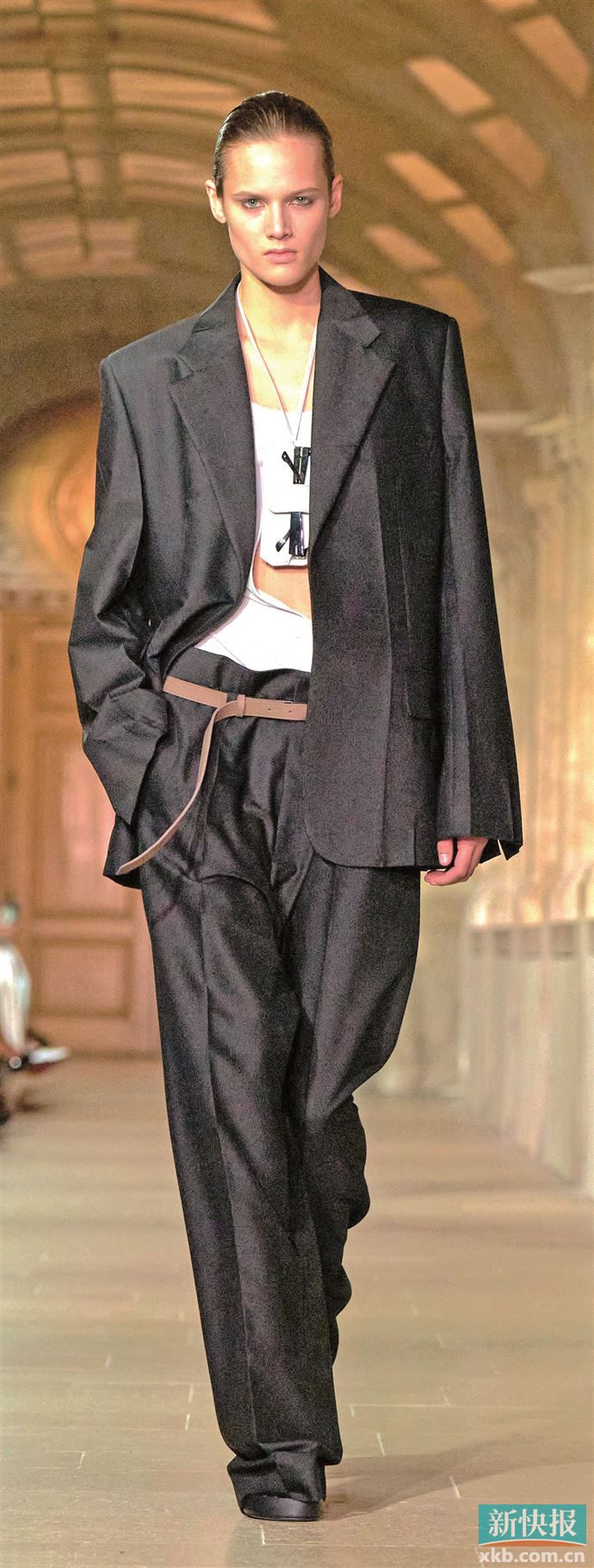 高街风格融入可将高冷克制的职场穿搭转化为更贴近生活化的街头穿搭。