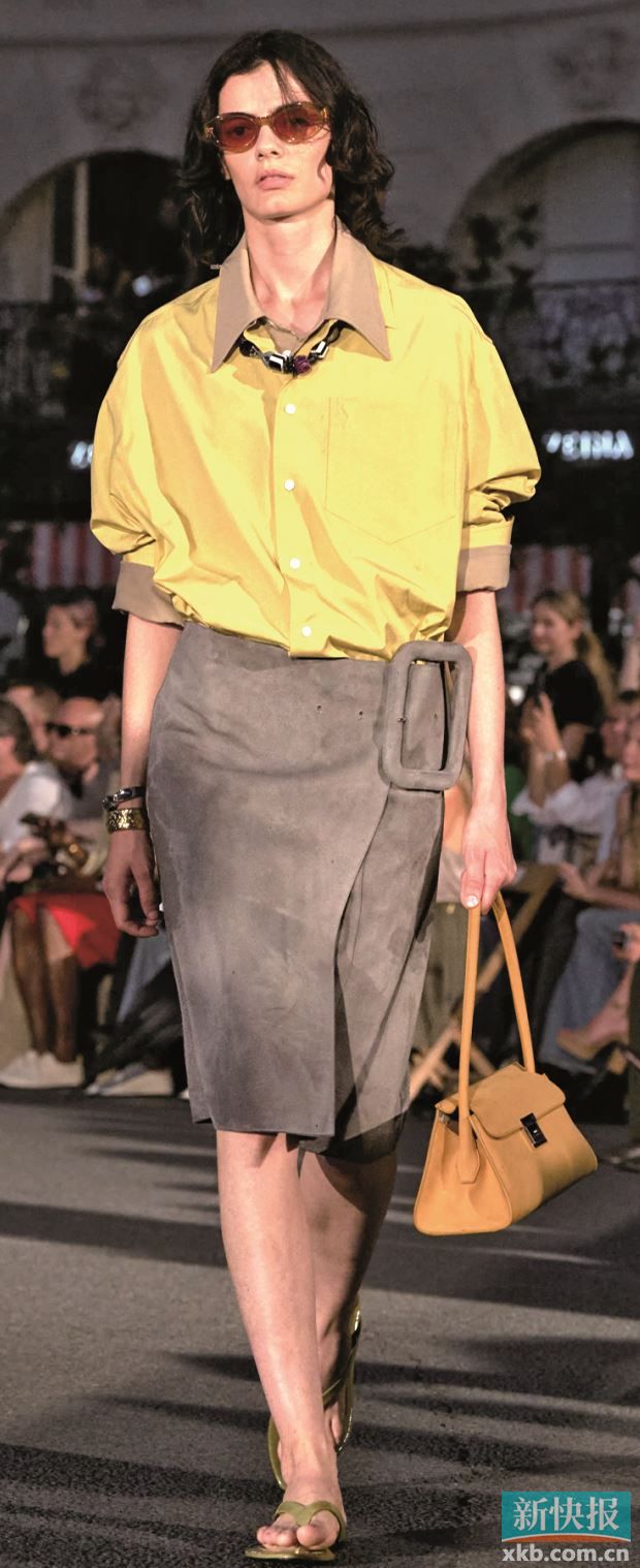 色彩饱和度经调和后呈现出自然柔和的质感，既适配职场场景，也能满足休闲需求。