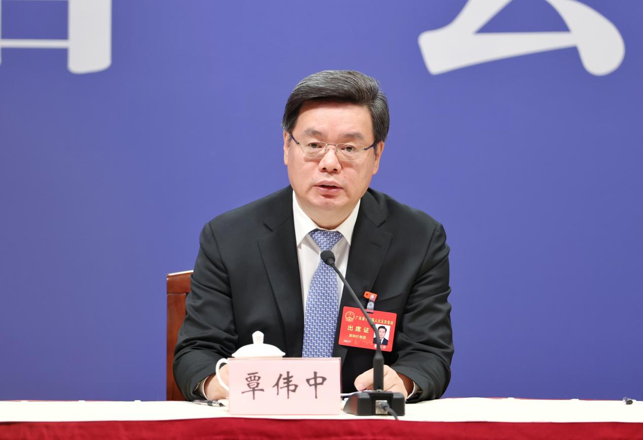 广东省人大代表、深圳市市长覃伟中。