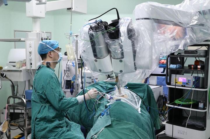 连云港市第二人民医院手术室内，医生手术中