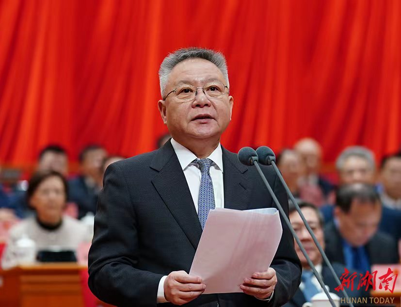 （省委书记、省人大常委会主任、大会主席团常务主席沈晓明主持开幕大会。）