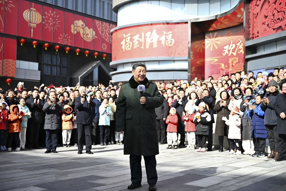 &emsp;&emsp;2月9日至10日，中共中央总书记、国家主席、中央军委主席习近平在北京考察并看望慰问基层干部群众。这是10日上午，习近平在东城区隆福寺街区考察时，向全国各族人民和香港同胞、澳门同胞、台湾同胞、海外侨胞致以美好的新春祝福。
