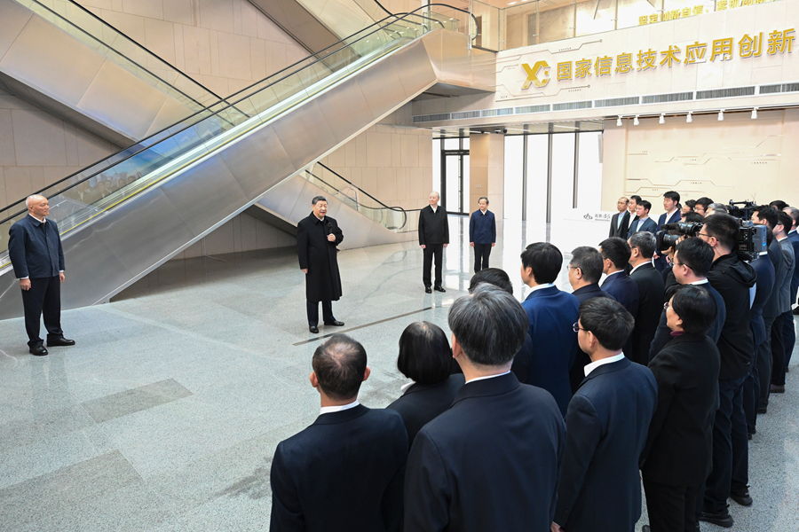 &emsp;&emsp;2月9日至10日，中共中央总书记、国家主席、中央军委主席习近平在北京考察并看望慰问基层干部群众。这是9日上午，习近平在位于北京亦庄的国家信创园考察时，同科研人员和科技企业负责人代表交流。