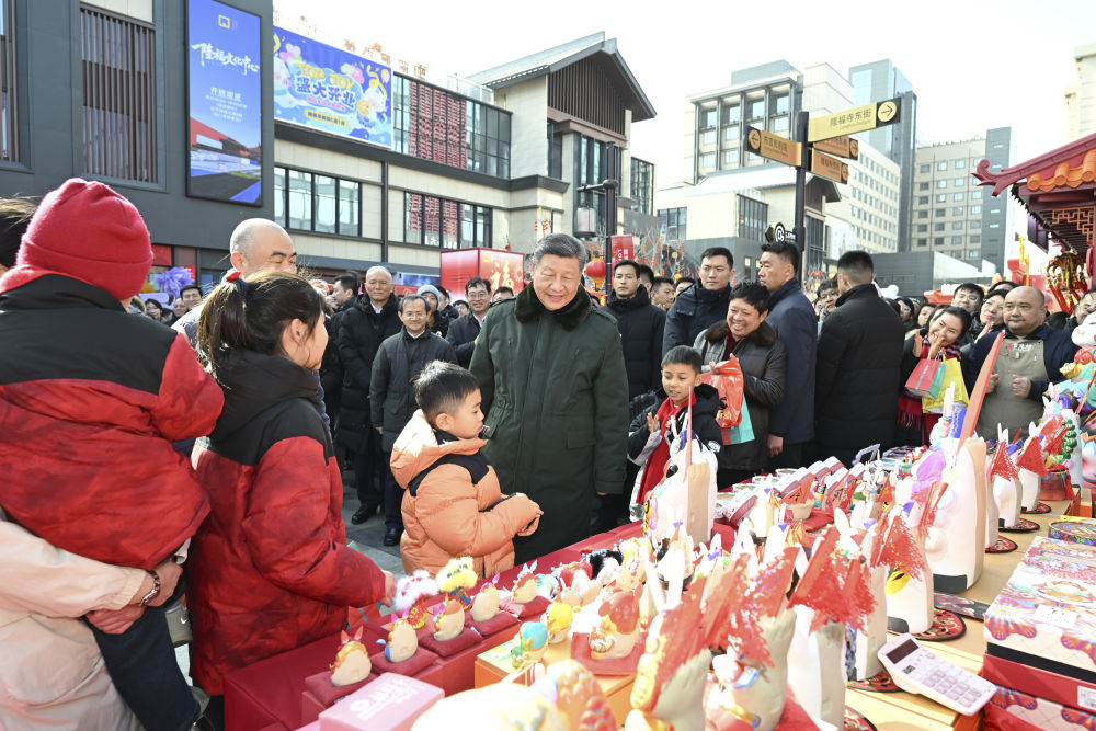 &emsp;&emsp;2月9日至10日，中共中央总书记、国家主席、中央军委主席习近平在北京考察并看望慰问基层干部群众。这是10日上午，习近平在东城区隆福寺街区新春市集考察时，同现场群众亲切交流。