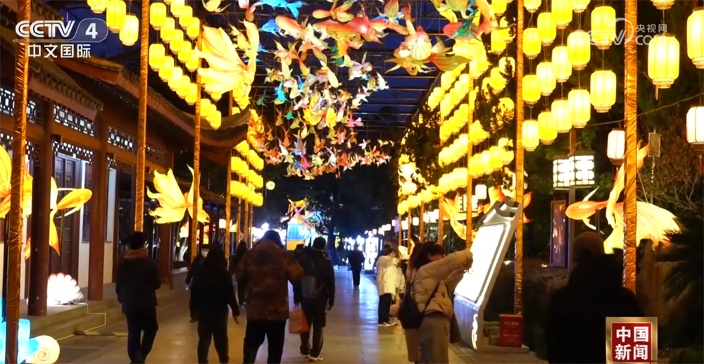 特色大型灯彩光影璀璨“点燃”新春氛围感 流光溢彩中“邂逅”非遗文化魅力