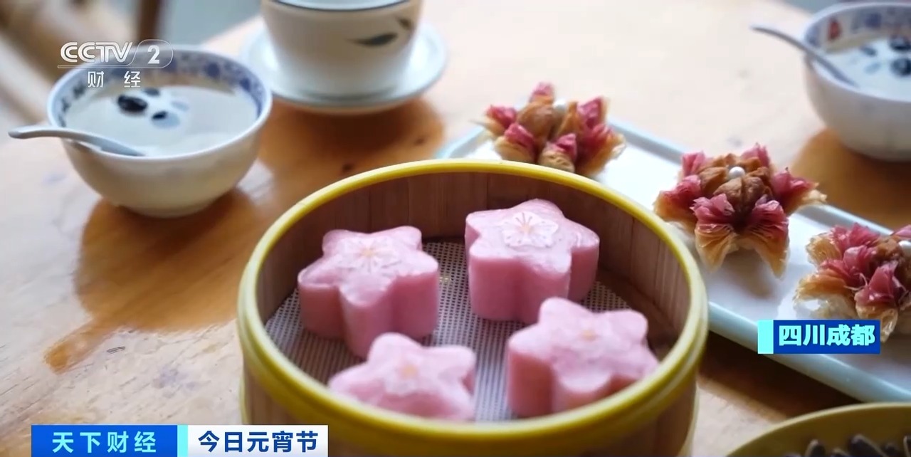 百年老字号上新潮玩挂件 新品类年货圈粉年轻人