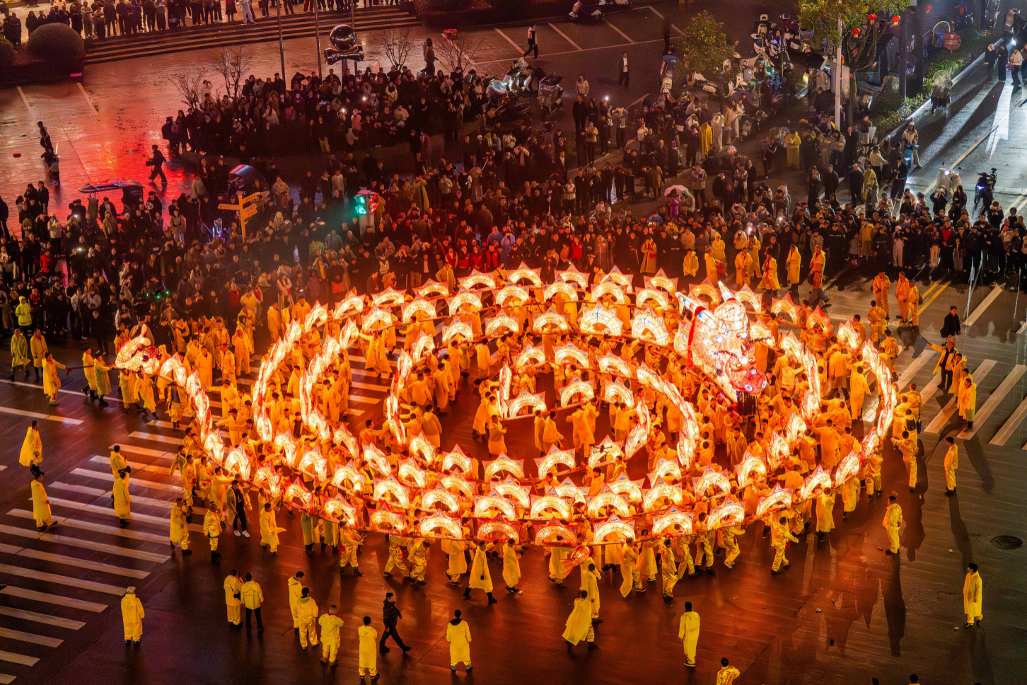 &ldquo;丽水祥龙闹元宵&rdquo;100桥的云和板龙（图片来源：云和县委宣传部）