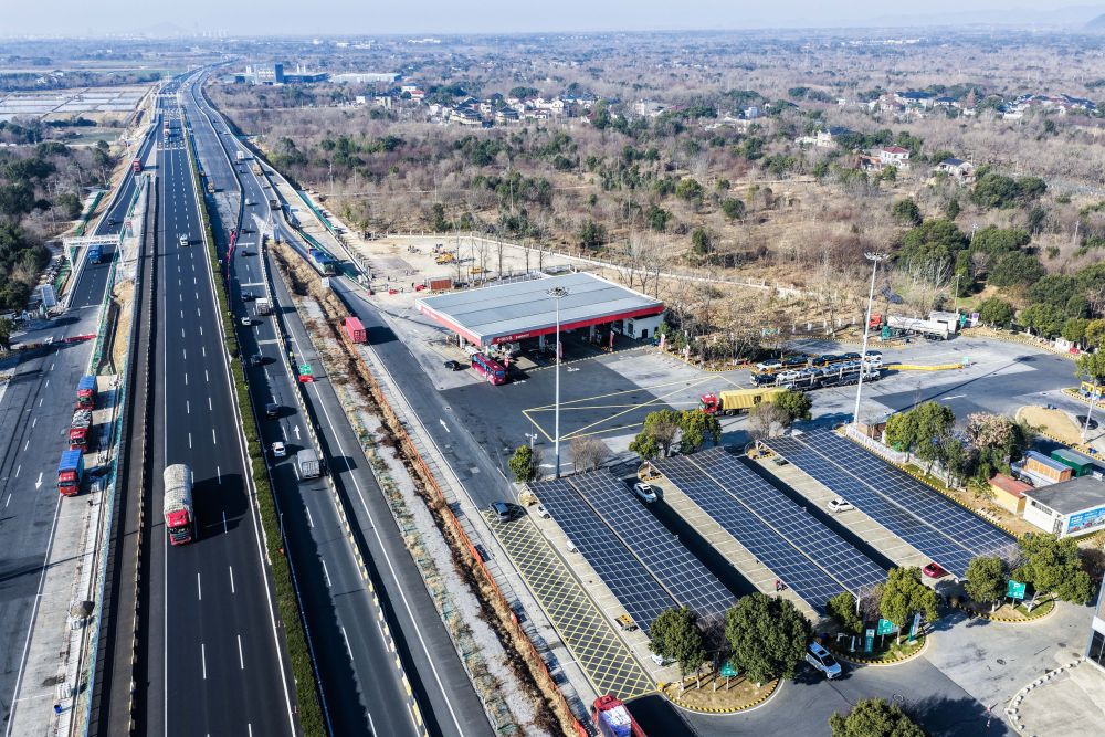 2026年1月7日拍摄的G50沪渝高速长兴服务区（无人机照片）。太阳能光伏板下是升级完成的高速服务区充电站。