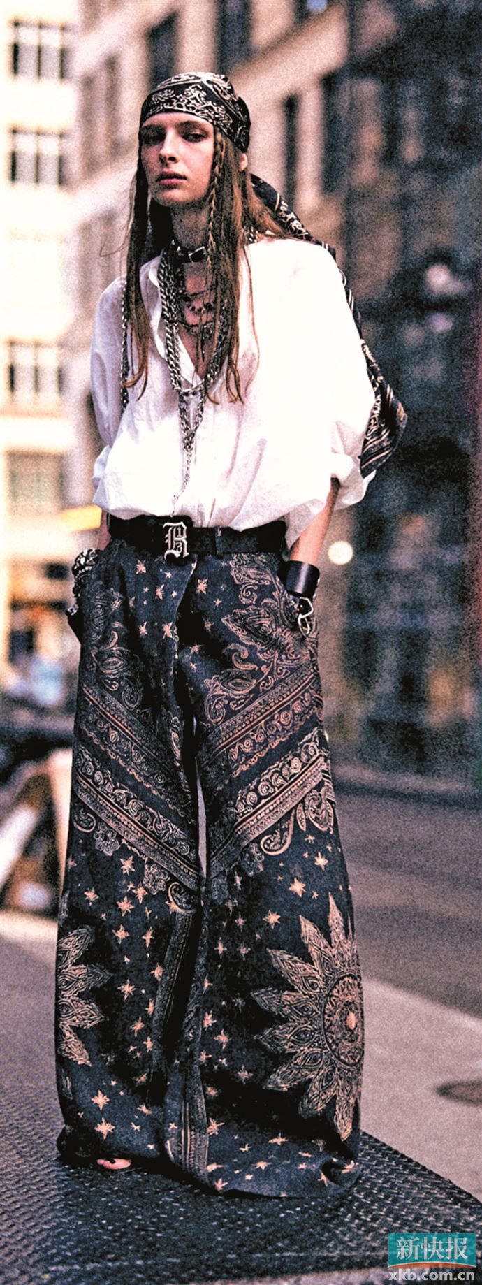 佩斯利印花头巾契合本季浪漫波嬉风趋势，搭简洁上装或同款花纹单品强化游牧气息，浪漫自在。