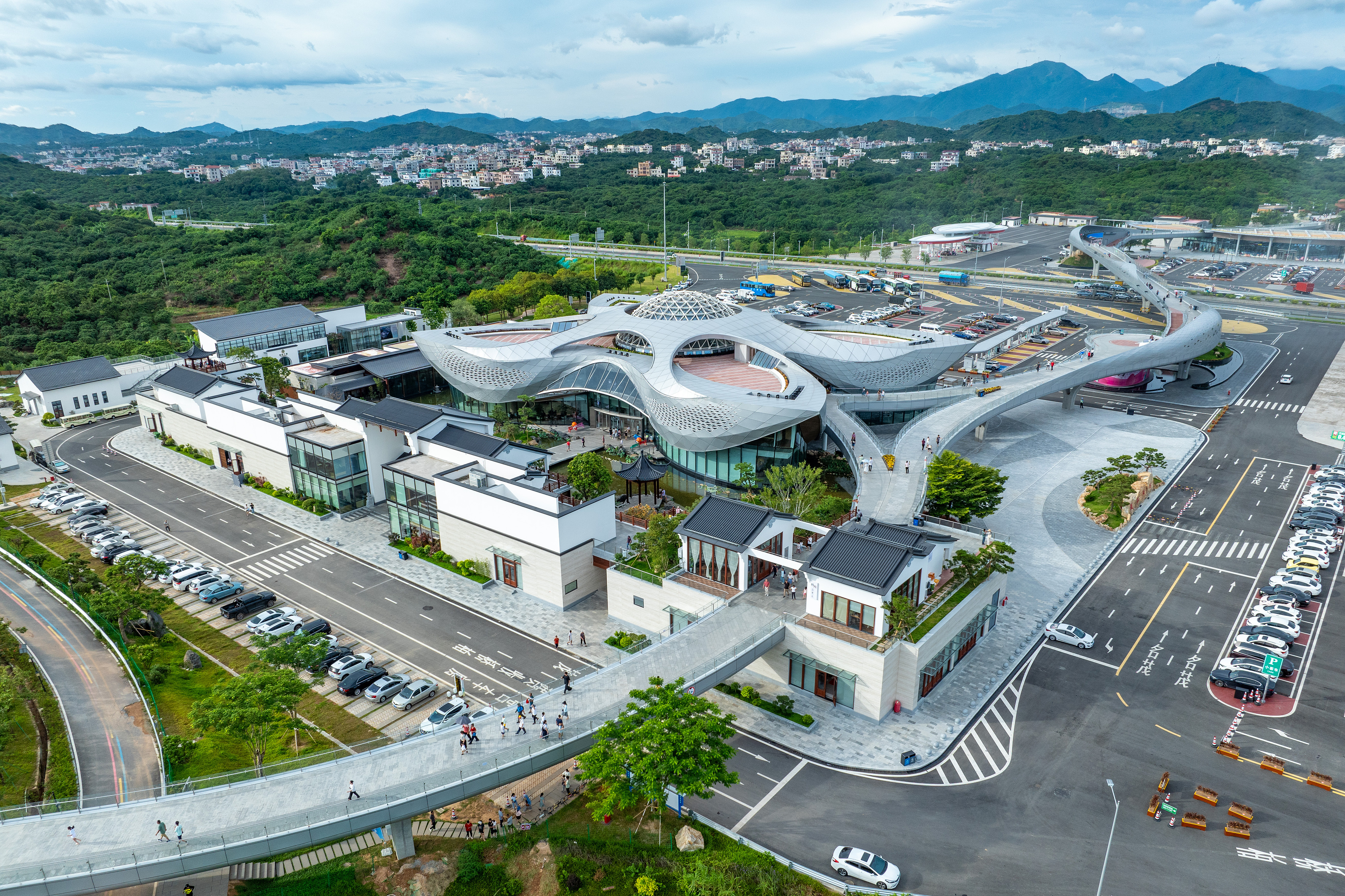 2025年8月15日，广东包茂高速公路柏桥服务区，&ldquo;荔枝文化&rdquo;景观与公园相映成景。