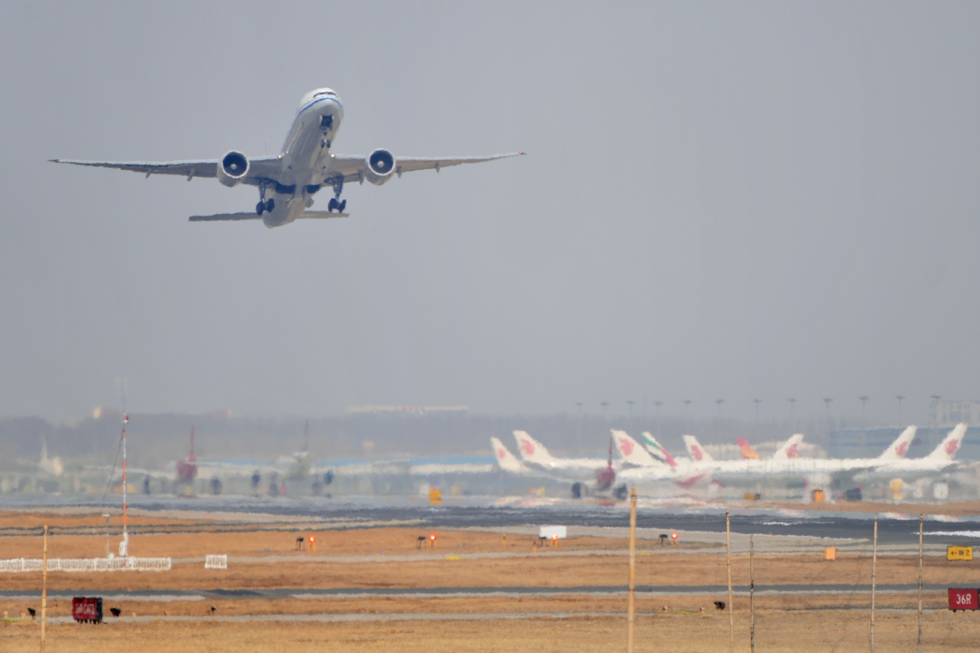 多家航空公司推出票价波动免费退票政策 机票买贵了可免费退→