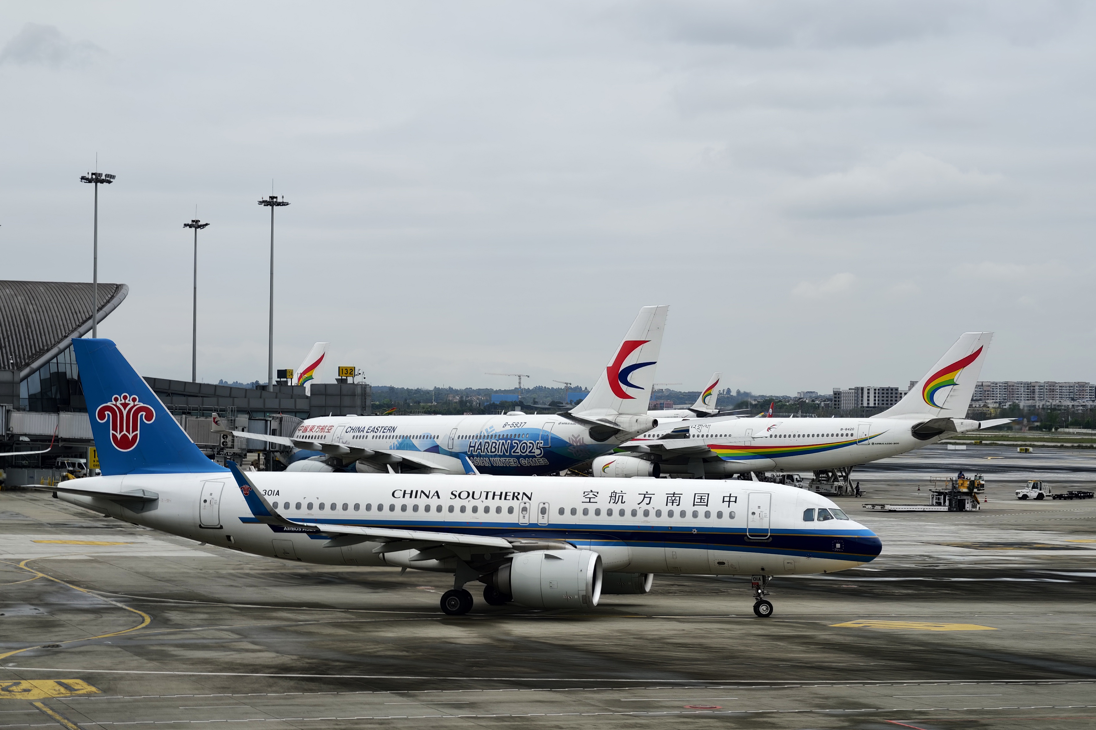 多家航空公司推出票价波动免费退票政策 机票买贵了可免费退→