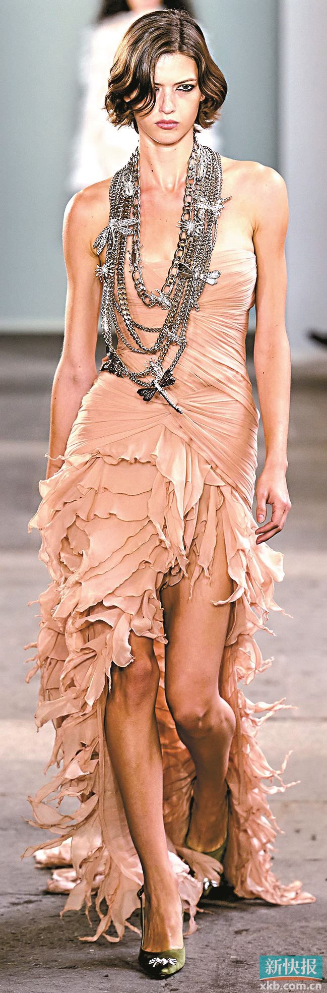 由多层轻薄面料叠加而成的水母裙给造型营造出丰富的层次感。