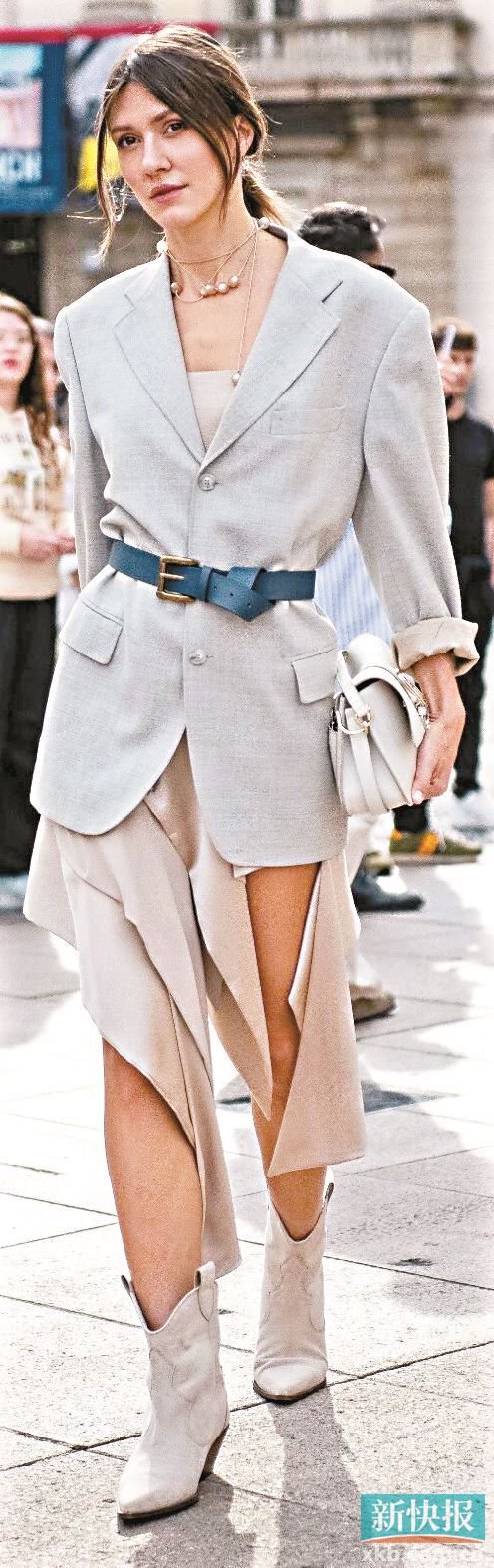 基础款西装与水母裙搭配可瞬间中和硬朗感，让整体造型装扮刚中带柔。