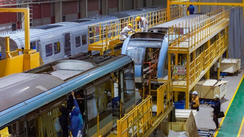 褪去内饰与设备的地铁车厢正在接受更新改造（图片来源：&ldquo;南京地铁&rdquo;公众号）