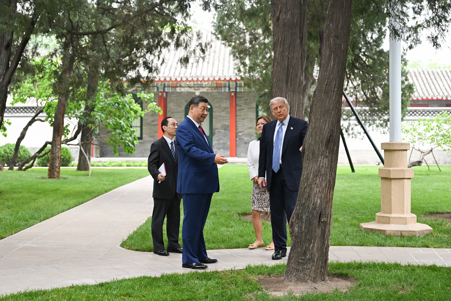 5月15日上午，国家主席习近平在中南海同美国总统特朗普举行小范围会晤。这是特朗普抵达时，习近平热情迎接。