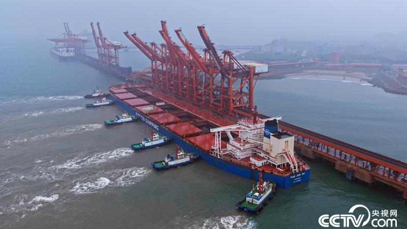 5月17日，满载约40万吨巴西铁矿石的&ldquo;远见海&rdquo;轮顺利靠泊河北港口集团曹妃甸港区矿石码头。王中伟摄