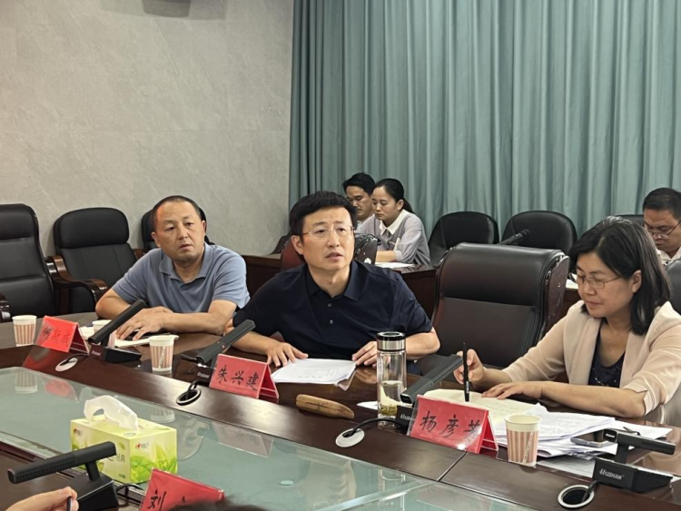 总台湖南总站党委书记、站长朱兴建（左二）在座谈会上发言 摄影 何佳丽