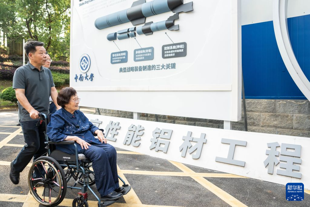 &emsp;6月15日，钟掘（右）与中南大学轻合金研究院副院长易幼平在中南大学轻合金研究院工程化基地。