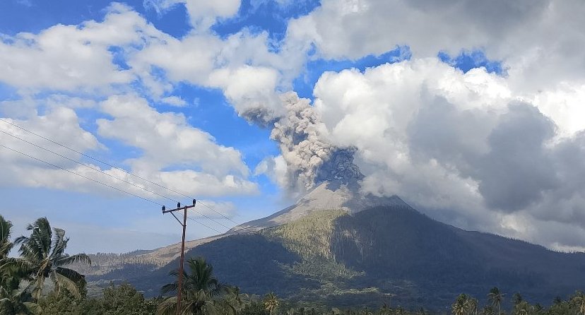 印尼东努沙登加拉省一火山喷发 火山灰柱高约1200米