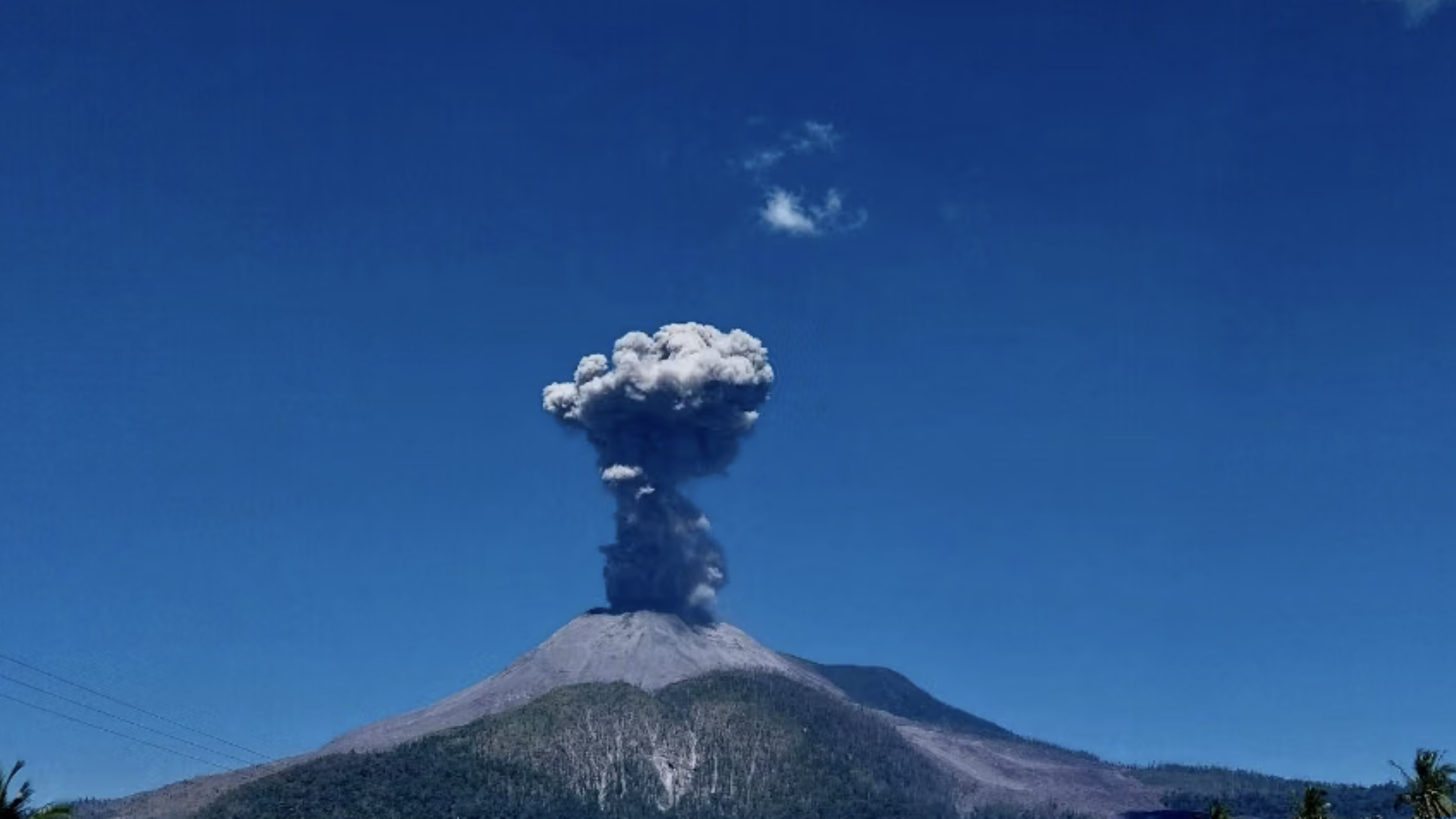 印尼东努沙登加拉两座火山几乎同时喷发