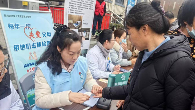 南京市鼓楼区幕府山社区卫生服务中心慢病筛防中心全科医师冯淑媛义诊现场