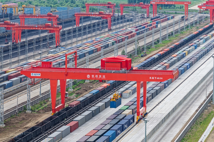 在中国铁路哈尔滨局集团有限公司同江北站换装场，中欧班列进行换装作业（2026年6月24日摄，无人机照片）。同江铁路口岸地处我国铁路东北部，2022年11月正式开通，是我国最年轻的中欧班列口岸。