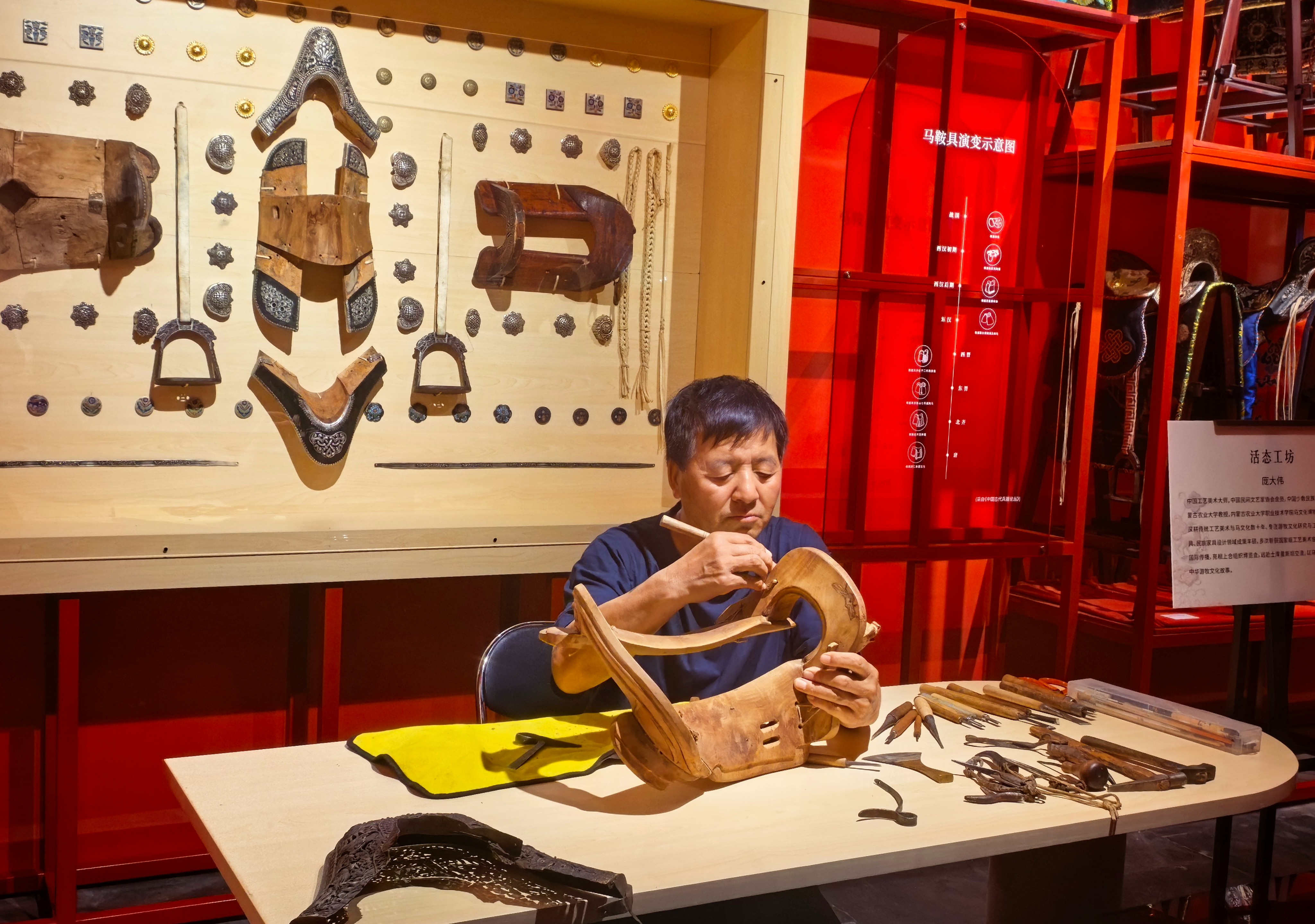 中国工艺美术大师庞大伟在展览现场雕刻马鞍