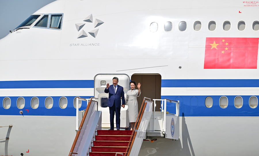 &emsp;&emsp;当地时间8月30日下午，国家主席习近平乘专机抵达比什凯克，应吉尔吉斯斯坦总统扎帕罗夫邀请，出席2026年上海合作组织峰会并对吉尔吉斯斯坦进行国事访问。这是习近平和夫人彭丽媛步出舱门。