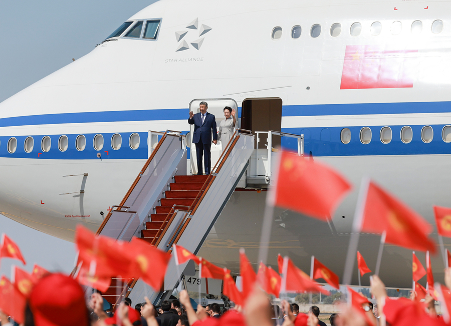 &emsp;&emsp;当地时间8月30日下午，国家主席习近平乘专机抵达比什凯克，应吉尔吉斯斯坦总统扎帕罗夫邀请，出席2026年上海合作组织峰会并对吉尔吉斯斯坦进行国事访问。这是习近平和夫人彭丽媛步出舱门。
