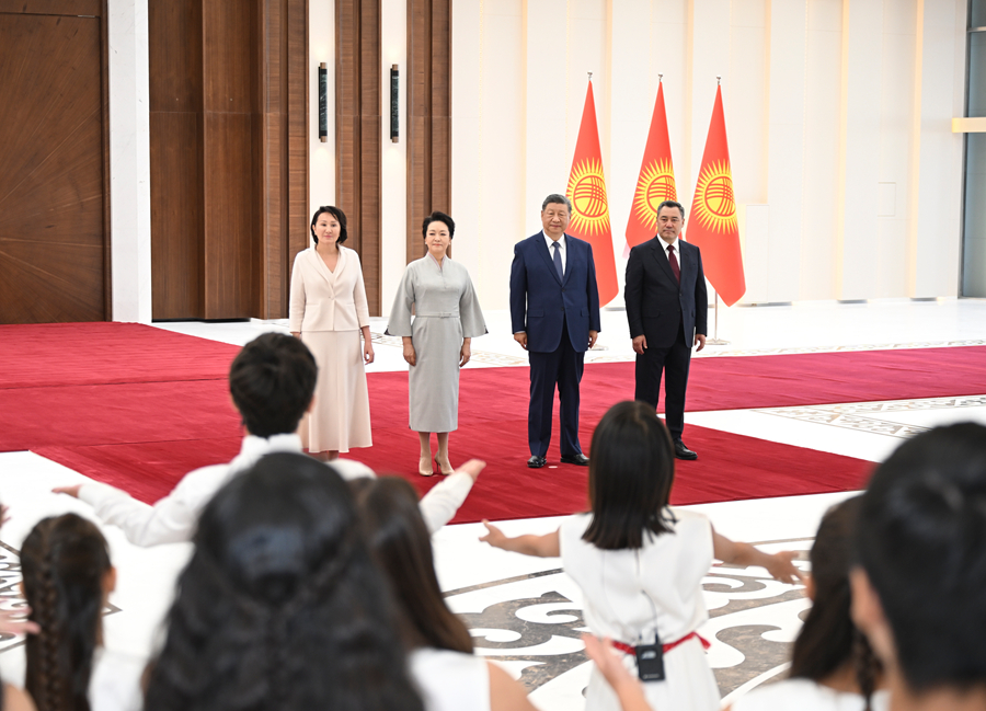 &emsp;&emsp;当地时间8月30日下午，国家主席习近平乘专机抵达比什凯克，应吉尔吉斯斯坦总统扎帕罗夫邀请，出席2026年上海合作组织峰会并对吉尔吉斯斯坦进行国事访问。习近平和夫人彭丽媛抵达比什凯克玛纳斯国际机场时，扎帕罗夫总统夫妇热情迎接。这是两国元首夫妇共同欣赏当地青少年演唱中国歌曲。
