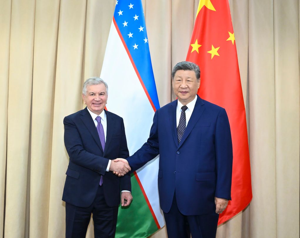 当地时间8月31日下午，国家主席习近平在比什凯克出席2026年上海合作组织峰会期间会见乌兹别克斯坦总统米尔济约耶夫。