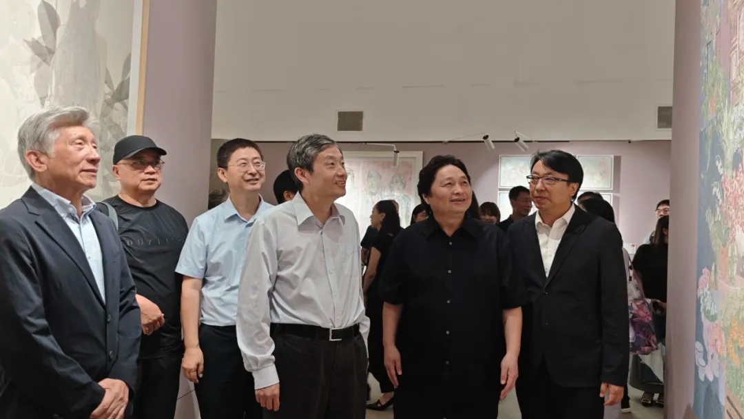 嘉宾参观展览