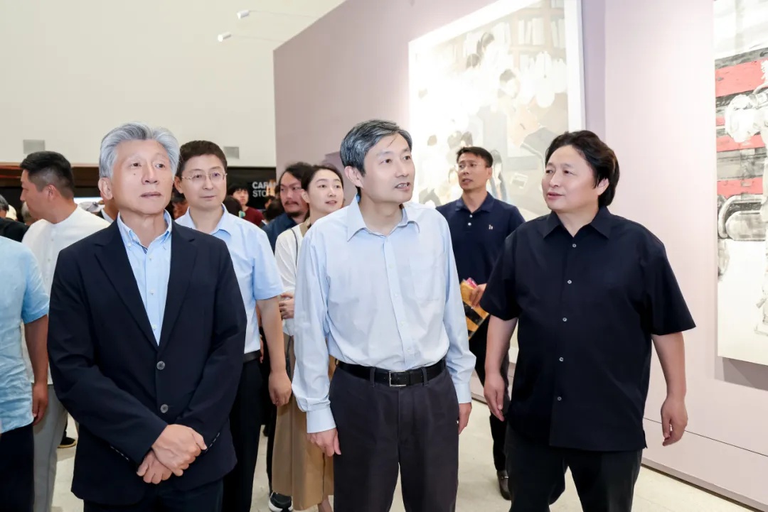 嘉宾参观展览