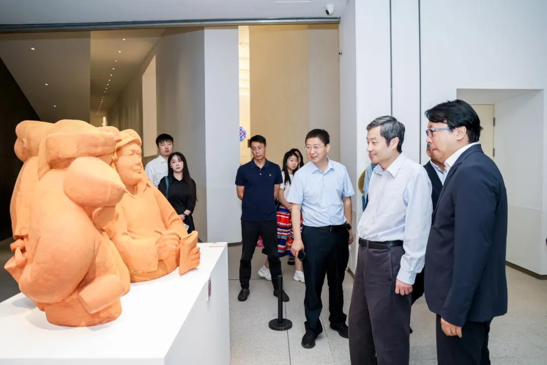 嘉宾参观展览