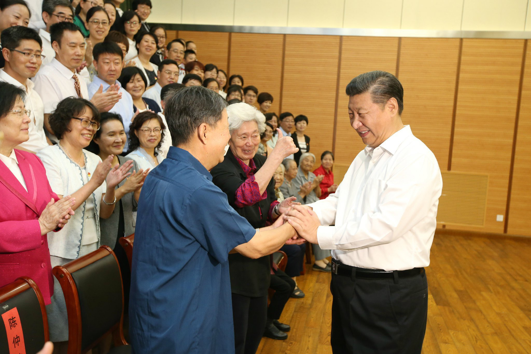 2016年9月9日,习近平总书记回到母校北京市八一学校看望师生,祝贺教师节。这是总书记同陈秋影等几位老师握手交谈。