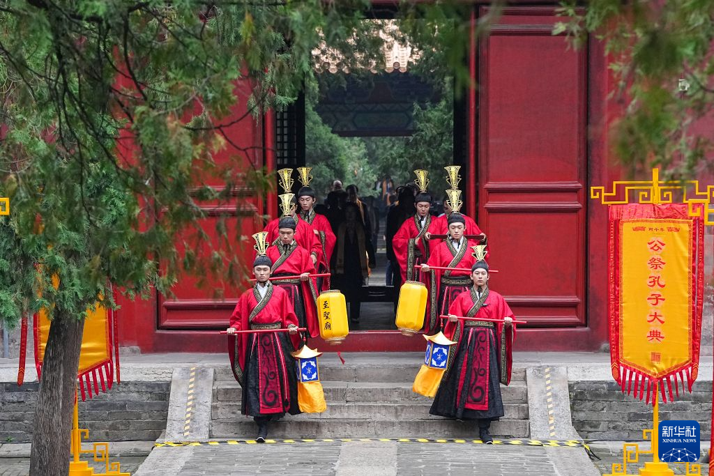 9月28日,在2026丙午年公祭孔子大典上,参祭人员步入曲阜孔庙。新华社记者 朱峥 摄