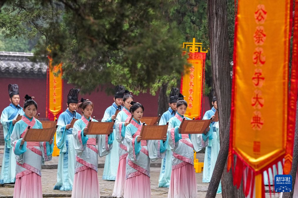 9月28日,在2026丙午年公祭孔子大典上,参祭人员诵读儒学经典。新华社记者 朱峥 摄