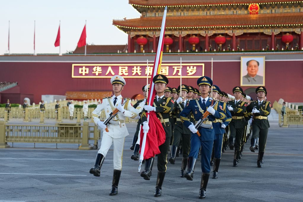 一抹中国红，见证跨越时代的奔赴