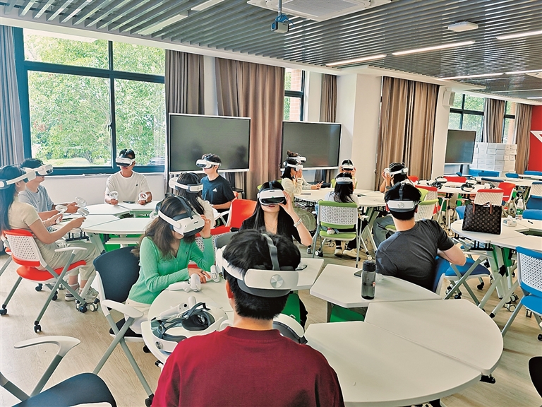 宁波大学学生戴上VR眼镜沉浸式体验风雪中红军长征场景。郑瑞栋摄/光明图片