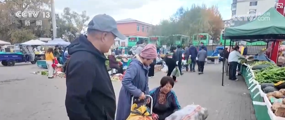 “囤”出丰收喜悦与浓浓烟火气 秋菜上市供应足“老三样”依旧火热