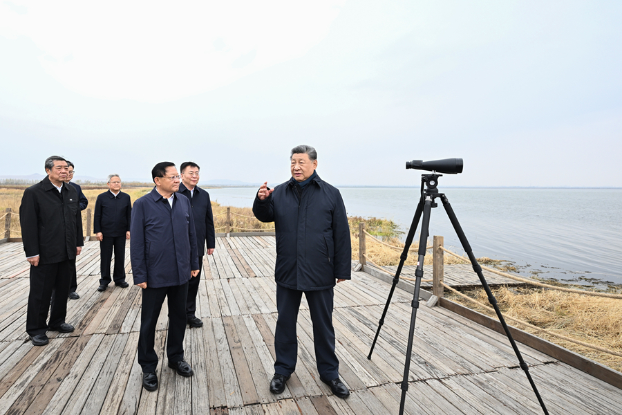 10月16日,中共中央总书记、国家主席、中央军委主席习近平在内蒙古自治区乌兰察布市考察。这是习近平在察哈尔右翼前旗的黄旗海自然保护区考察。