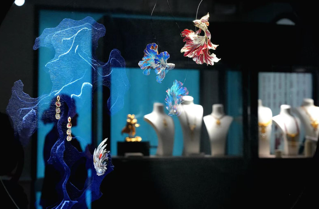 图为GAC设计师联展上的精巧首饰。