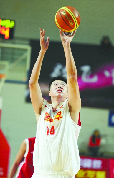图为解放军队王治郅在比赛中投篮.