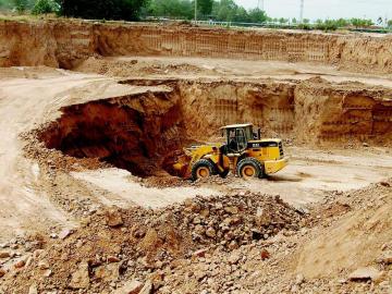 每个砖厂都有一个因烧砖取土形成的大坑,图为"巨超砖厂"在田间挖出的