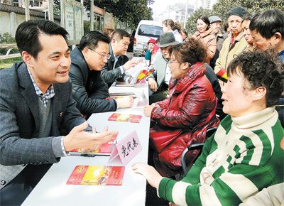 江苏徐州市10万在职党员进社区解难题 社区缺什么 党员就干什么