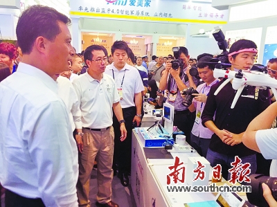 深圳市委常委,福田区委书记张文兴致勃勃地观看创客演示无人机.