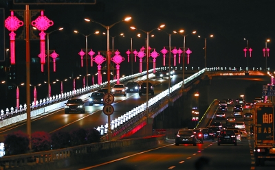 两旁悬挂的一个个中国结宛如一道红色的风景线,增添了浓浓的喜庆气氛