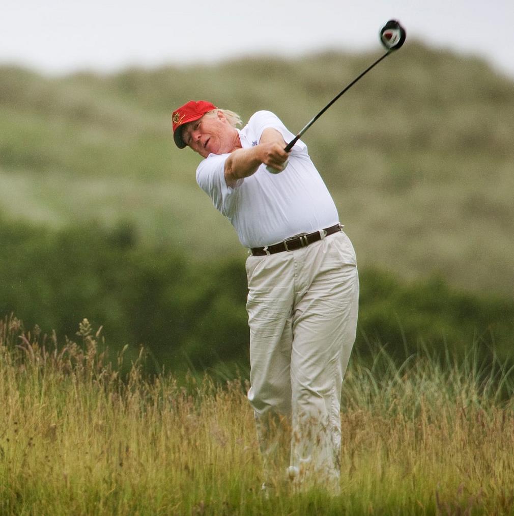 特朗普打高尔夫资料图